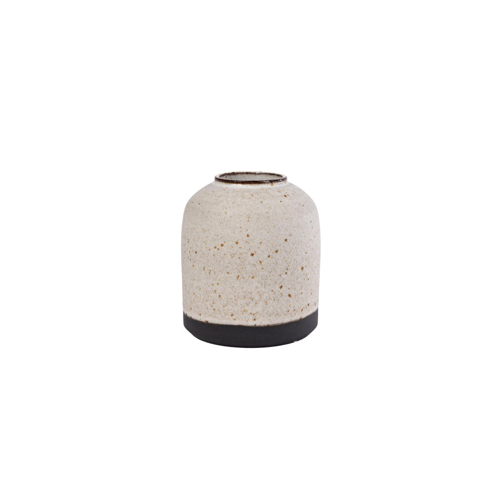 Kleine weiße Vase aus Keramik in einem schlichten Design handgefertigt in Deutschland