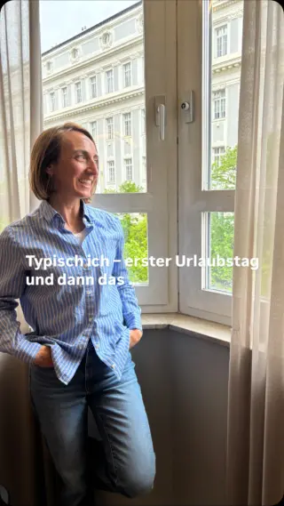 Erster Urlaubstag – und gleich mal ein Termin mit einer Agentur.  Klingt nach Arbeit? Ist es auch. Aber in meinem Job vermischt sich Berufliches und Privates sowieso ständig – und ganz ehrlich: ich mag’s genau so.
Denn dafür bin ich flexibel, kann Zeit mit meiner Familie verbringen und trotzdem Projekte vorantreiben.  Win-win, oder was meint ihr – wie sieht’s bei euch mit Balance zwischen Job und Familie aus?  #livbyneher #workingmom #workingmomstyle #lebenmitkindern #smallbusiness #smallbusinesswoman #workingmomlifestyle #flexibelarbeiten #flexibel