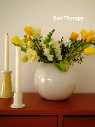 Sun Therapy.
Manchmal reicht ein Hauch Gelb, damit alles heller wird.
Gelb. Beige. Blau. Grün.  Welche Farbe bringt bei dir die Sonne zurück?
Markiere jemanden, der heute ein bisschen Sonne braucht!  #suntherapy #yellowvibes #interiorinspo #colorcrush #feelgooddecor #softtones #warmtones #livbyneher #neherinsektenschutz #livingwithcolor #colorfulhome #gelbliebe #wohninspiration #interiorstyling #interiorlove #decoideas #homedecor #sunnyhome #cozyvibes #farbinspiration #vibesofyellow #softliving