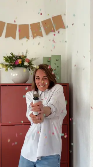 1 Jahr LIV by Neher – was für ein Meilenstein!
Vor genau einem Jahr haben wir unseren Onlineshop eröffnet und das erste Produkt gelauncht: den Insektenfänger. Was damals als einfache Idee begann, ist heute der Startpunkt für eine ganze Produktwelt, die ein Ziel hat: ein natürliches Wohlgefühl für dein Zuhause. 🌿  Seit dem ersten Tag begleite ich allein LIV by Neher. Von Produktentwicklung bis Versand läuft alles über meinen Schreibtisch. Klar, das ist manchmal herausfordernd. Aber es lohnt sich – auch wegen euch.
Eure Nachrichten, euer ehrliches Feedback und der Austausch mit so vielen tollen Menschen (auch wenn es oft nur digital ist) motivieren mich jeden Tag aufs Neue.  Und es ist auch die Idee hinter LIV, die mich inspiriert: Produkte zu entwickeln, die im Alltag helfen – und dabei einen respektvollen Umgang mit unserer Umwelt ermöglichen. Zum Beispiel, indem wir Wege finden, Insekten aus dem Haus zu bringen, ohne ihnen zu schaden. Ich freue mich, wenn wir mit unseren Produkten im Kleinen etwas beitragen können – für mehr Achtsamkeit im Zuhause und der Natur.  Und jetzt wird gefeiert:
Als Dankeschön gibt es ab heute zu jeder Bestellung im Shop eine handgemachte Bienenwachskerze geschenkt – solange der Vorrat reicht und bei allen Bestellungen bis einschließlich 04.05.  Das war übrigens erst der Anfang – morgen folgt die nächste Überraschung.  Bleibt also dabei. 🤍💚  #livbyneher #1jahr #natürlichwohnen #neherinsektenschutz #insektenschutz #geburtstagsspecial #kleinemarke #onlineshop #insektenfreunde #nachhaltigleben #jubiläum #wohlfühlenzuhause #wohlfühlen #naturliebe