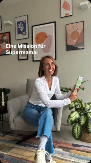 Ich: Setz mich kurz hin. Atme durch.
Auch ich, 3 Sekunden später: „Waaaas gibt’s?“
Kind: „SPINNE!! Im Zimmer!!“  Na gut. LIV geschnappt, reinmarschiert, Spinne geborgen.
Heldin des Tages? Natürlich.
Pause? Irgendwann. Vielleicht.  Von Mama zu Mama: Wir machen das einfach.
Ob Spinne, Fleck oder Weltuntergang – wir sind bereit.  LIV findest du bei uns im Shop (Link in Bio).  #mamamission #mamaeinsatz #heldindesalltags #spinneimhaus #lebenmitkindern #reallifemama #momlife #mamaleben #familienchaos #supermama #einsatzbereit #momsofinstagram #spinnenphobie #hausmitkindern #livbyneher #neherinsektenschutz #insektenfreundlich