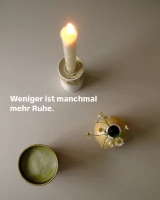 Du magst Dinge, die nicht laut sein müssen, um zu wirken?  Wir auch.  Diese Gedanken begleiten uns, weil sie ausdrücken, was uns wichtig ist:
Natürlichkeit, Funktion und Ästhetik, die Ruhe bringt.
Werte, die wir in jedes Produkt mitnehmen.  Was bedeutet für dich ein gutes Zuhause?  #livbyneher #neherinsektenschutz #natürlichwohnen #bienenwachskerze #insektenfreiwohnen #kerzenständer #funktiontrifftdesign #slowliving #achtsamwohnen #schönerwohnen #designlovers #designinterior
