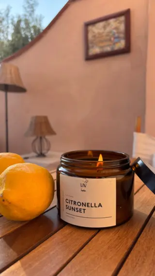 Wie riecht der Sommer für dich?Für mich nach Sonnencreme, frischem Obst, Meeresluft – und reifen Zitronen. 🍋Genau deshalb passt unsere neue Citronella Sunset so gut zu diesem Gefühl.Ein Duft, der mich an meine Heimat Italien erinnert – und an lange, warme Abende.Jetzt als Kerze im Shop – ich freu mich, sie mit euch zu teilen.#profumidestate #citronella #livbyneher #duftkerze #zitronenduft #sommervibes #handgemacht #cozyhome #scentedcandle #sommer #sommerinitalien #italienurlaub #natürlichwohnen