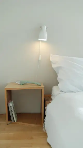 Ruhestörer im Schlafzimmer?Du richtest dir dein Zuhause mit Liebe ein – aber dann? Plötzlich summt, krabbelt oder fliegt etwas durchs Bild. Wenn du panisch mit ’nem Glas hantierst oder versuchst, das Ding mit Tempo-Taschentüchern rauszubekommen, haben wir eine stilvoller Lösung für dich. 😅LIV funktioniert ohne Flecken an der Wand und ohne Drama.Einfach kurz rausgetragen und gut ist.Falls du auch keine Lust auf Ruhestörer im Schlafzimmer hast – probier’s mal aus. 🌿#livbyneher #neherinsektenschutz #insektenschutz #natürlichwohnen #designliebe #haushaltstipps #schönerwohnen #nachhaltigleben #familienleben