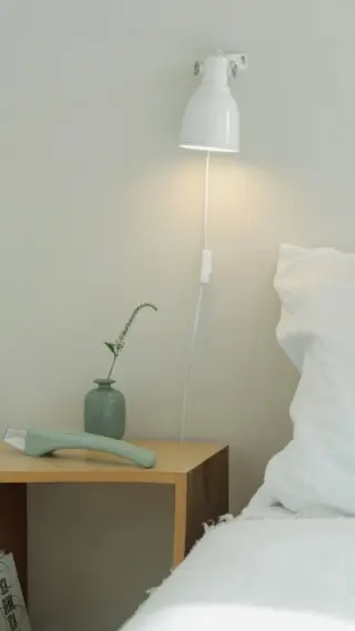 Ruhestörer im Schlafzimmer?Du richtest dir dein Zuhause mit Liebe ein – aber dann? Plötzlich summt, krabbelt oder fliegt etwas durchs Bild. Wenn du mit einem Glas panisch hantierst oder versuchst, das „Ding“ rauszubekommen, haben wir eine stilvoller und praktischere Lösung für dich! ✨ User Insektenfänger funktioniert – ohne Flecken an der Wand, ohne Drama.Einfach kurz rausgetragen und gut ist. Falls du auch keine Lust auf Ruhestörer in deinem Zuhause hast – probier’s mal aus. 🌿#livbyneher #neherinsektenschutz #insektenschutz #insektenfänger #natürlichwohnen #schönerwohnen #designliebe #haushaltstipps
