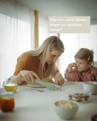 Mein Großer liebt die Natur – aber sobald etwas im Haus krabbelt, ist es vorbei.Vor allem Spinnen sind ein Thema….Was in dem Moment funktioniert, ist ein ruhiger Umgang. Keine Hektik, keine Panik. Und eine Möglichkeit, das Tier rauszubringen.Wenn er sieht, dass die Spinne sicher nach draußen kommt, ist sofort viel weniger Angst da.Das hilft ihm. Deswegen war ich von der Idee, einen „coolen“ Insektenfänger zu entwickeln sofort begeistert. Habt ihr zuhause auch so eine „Insektenphobie“?Wie geht ihr damit um? Schreibt ihr gerne eure Tipps in den Kommentare. #livbyneher #neherinsektenschutz #lebenmitkindern #elternwissen #familienleben #insektenimhaus #lebenundlebenlassen #mamaalltag #nachhaltigleben #insektenschutz