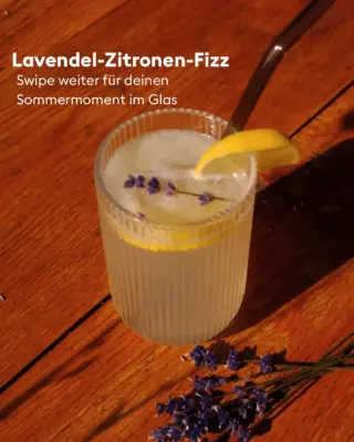 Dein Sommermoment im Glas.Zitronig, floral, erfrischend – so schmeckt mein liebster Sommerdrink. Und ja, ich bin gerade im „Lavendel-Fieber“ 😅🌿.Hier das super einfache Rezept für dich. Lavendel-Zitronen-Fizz (für 1 Liter):🍋 200 ml frisch gepresster Zitronensaft🌿 100 ml Lavendelsirup (gekauft oder selbstgemacht – das Rezept findest du auch hier)💧 700 ml Sprudelwasser❄️ Eiswürfel nach Belieben✨ Lavendelblüten & Zitronenscheiben zur DekoAlles in einem Krug mischen und schon fertig.Wenn du den Lavendelsirup selbst machen möchtest (ergibt ca. 300–400 ml):– 300 ml Wasser– 250 g Zucker– 2–3 EL getrocknete Lavendelblüten (ungespritzt)– 1 Bio-Zitrone (Saft + Schale)Zubereitung:Wasser, Zucker, Zitronensaft & -schale aufkochenLavendelblüten einrühren, vom Herd nehmenund im Kühlschrank über Nacht ziehen lassen. Durch ein Sieb gießen & in Flasche abfüllen→ Im Kühlschrank ca. 2 Wochen haltbar.Tipp: Unsere Holzdeckel schützen deine Sommerdrinks vor Wespen & Co. – und sehen dabei so schön aus wie der Drink.Speichere das Rezept für deine nächste Sommerparty 💜#sommergetränk #lavendelfizz #rezeptidee #livbyneher #holzdeckel #insektenfrei #duftsommer #slowliving #balkonzeit #getränkeinspiration #lavendelsirup #naturzuhause