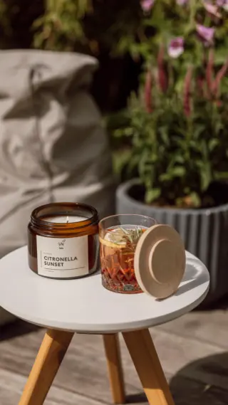 Der Sommer lässt sich dieses Jahr echt bitten.Immer wieder Regen, kalter Wind, nasse Gartenstühle.Und trotzdem – wir geben die Hoffnung nicht auf.Heute haben wir Citronella-Kerzen verpackt.Sie waren nämlich schneller ausverkauft, als wir gucken konnten. 😄💛🍋Also wir denken, da draußen wartet der Sommer.Die langen Abende. Das Sitzen mit Freunden.Die Gespräche bei Kerzenschein und ein bisschen Musik.Wir freuen uns drauf! Und wenn er dann kommt, sind wir bereit. 🕯️☀️#LIVbyNeher #sommerkommtnoch #citronellakerze #gartenzeit #vorfreude #kerzenmoment #slowmoments #familienleben #neherinsektenschutz #sommer #sommer2025