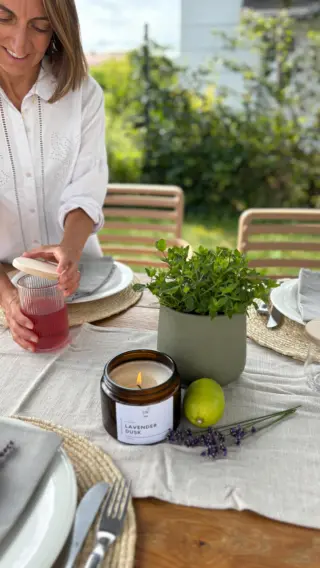 Der Sommer hat ein kleines Paket geschickt. Drin lag genau das, was hier in den letzten Tagen gefehlt hat: frische Farben, ein Duft, der den Raum sofort leichter macht, und dieses Gefühl, dass der Sommer gerade noch bleibt, auch wenn das Fenster schon zu ist.Die Zitronenkerze war eine Weile ausverkauft – jetzt ist sie zurück. Und sie passt zu diesen warmen Spätsommertagen wie frisch gepflückte Blumen auf dem Tisch.Manchmal ist es genau dieser eine Moment, der den ganzen Raum verändert.#livbyneher #neherinsektenschutz #sommer #sommervibes #duftkerzen #zitronen #zitronendeko#sommerdeko