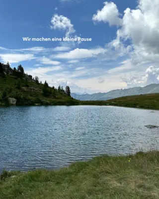 Ihr Lieben, gerade gönnen wir uns eine kleine Auszeit in unseren Lieblingsort in den Alpen 🏔️💛 Deshalb ist es hier ein bisschen ruhiger – aber keine Sorge: Unser Shop läuft wie gewohnt und eure Bestellungen kommen pünktlich bei euch an. Wir freuen uns schon, bald wieder mit frischer Energie zurück zu sein.#livbyneher #neherinsektenschutz #lebenmitkindern #familienzeit #urlaub #bergliebe #wandernmachtglücklich