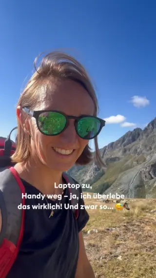 Seit LIV by Neher gibt es das erste Mal eine echte Pause ohne Laptop und Social Media – und ehrlich, ich wusste gar nicht mehr, wie gut das tut! 😌Allein im Unternehmen ist das nicht so einfach, aber ich habe eine großartige Vertretung gefunden, die den Online-Shop und eure Bestellungen betreut hat, weil mir das unglaublich wichtig ist.Für mich 2 Wochen keine E-Mails, kein Instagram – dafür Berge, frische Luft und ganz viel Zeit zum Auftanken. 💛Ich freue mich schon riesig, nächste Woche mit neuen Projekten und Produkten für euch zurück zu sein! 🏔️#livbyneher #neherinsektenschutz #smallbusiness #famile #lebenmitkindern #femalebusiness #auszeit