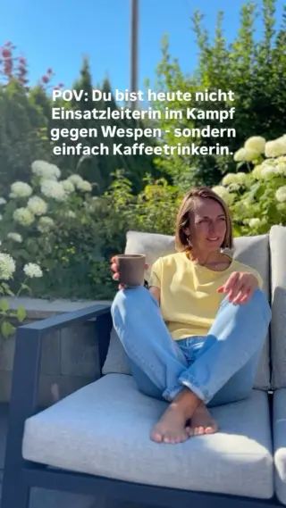 Alarmstufe: Ruhe👇🏼Du willst nur kurz raus. Nur 10 Minuten Sonne, ein heißer Latte und dieser eine Moment, in dem keiner was von dir will.Aber dann: Ein Brummen. Eine Landung. Der Einsatz beginnt.Latte abgestellt. Blick geschärft. Du greifst zur Zeitung wie ein Profi, rufst die Kinder in Deckung und überlegst, ob du den Einsatz abbrechen oder den Kaffee opfern sollst. Willkommen bei der Anti-Wespen-Einheit Südwestbalkon – unfreiwillig rekrutiert, täglich im Einsatz.Die gute Nachricht: Es gibt entspanntere Lösungen, die dich deine Pause wieder genießen lassen.☕️ Folge @livbyneher für Alltagstipps, die dein Zuhause leichter machen – und dafür sorgen, dass dein Kaffee warm bleibt. 🌿#livbyneher #neherinsektenschutz #familienleben #insektenimhaus #mamaalltag #nachhaltigleben #insektenschutz