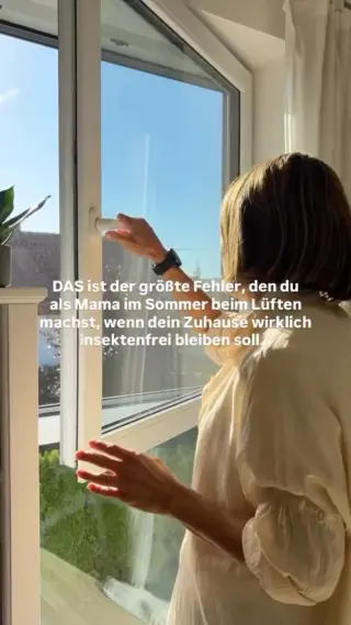 Hier entlang ↓Viele Mamas machen es unbewusst falsch: Fenster und Türen gleichzeitig aufreißen – und zack, Insektenparty in jedem Zimmer. 🙃Statt Panik und Dauerwedeln reicht schon ein smarter Lüftungs-Plan:✔️ Stoßlüften morgens oder abends, wenn weniger Insekten aktiv sind✔️ Türen geschlossen halten, damit sie nicht durchs ganze Haus fliegen✔️ Lichtquellen abseits der Fenster platzierenSo bleibt die Luft frisch, ohne dass gleich Fliegen, Mücken oder Spinnen mit einziehen.👉 Speicher dir das für den nächsten heißen Sommertag.#livbyneher #neherinsektenschutz #familienleben #insektenimhaus #mamaalltag #nachhaltigleben #insektenschutz