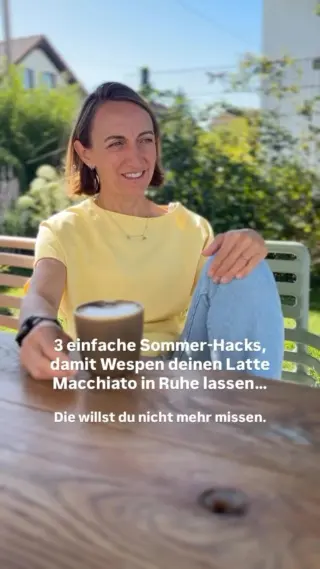 Probier das aus ↓Du willst nur Latte, Sonne und Ruhe – aber die Wespe versteht das Konzept „Me-Time“ nicht. 😅Hier sind 3 Hacks, die dir deine Kaffeepause retten können: 🥤 Getränke abdecken – am besten mit Deckel oder Serviette🪟 Leichte Zugluft erzeugen (Wespen hassen Wind)🧃 Süße Snacks nicht offen stehen lassenUnd wenn doch mal eine landet? Bleib entspannt – Panik ist ihr Lieblingsspiel.Teile das mit deiner Freundin, die jedes Mal kreischend vom Balkon rennt.#livbyneher #neherinsektenschutz #familienleben #insektenimhaus #mamaalltag #nachhaltigleben #insektenschutz