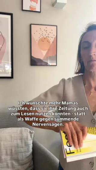 Schon Nerven und Tapete ↓Du bist nicht allein, wenn du das Gefühl hast, jeden Sommer gegen eine Armee aus Fruchtfliegen, Wespen & Co. zu kämpfen – während dein Kind gerade mit nackten Füßen durch die Küche läuft. 😅Die gute Nachricht? Es geht auch anders.Und nein, du musst weder die Chemiekeule einsetzen noch jemanden verletzen.Hier sind 3 simple Schritte für ein insektenfreies Zuhause:1️⃣ Bringe feine Fliegengitter an Fenstern und Türen an – damit kommt frische Luft rein, aber keine Insekten.2️⃣ Nutze ätherische Öle wie Lavendel oder Zitrone, um Fliegen und Mücken fernzuhalten.3️⃣ Setze auf smarte, tierfreundliche Helfer, die dir das Dauerwedeln mit der Fliegenklatsche ersparen.So bleibt dein Zuhause ein Ort zum Durchatmen und nicht zum Dauerwedeln mit der Fliegenklatsche.Welche Insekten nerven dich am meisten im Sommer? Schreib’s in die Kommentare.#livbyneher #neherinsektenschutz #familienleben #insektenimhaus #mamaalltag #nachhaltigleben #insektenschutz