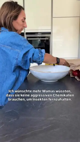 Das musst du wissen 👇🏼Du willst deine Familie schützen – vor Insekten, aber auch vor dem, was du dafür einsetzt.Und trotzdem greifst du irgendwann zur Spraydose, weil dir keine andere Lösung einfällt.Aber was, wenn’s auch anders geht?Wespen und Fliegen lassen sich fernhalten, ohne Chemie, ohne Stress und ohne schlechtes Gewissen.🌿 Es gibt tierfreundliche Möglichkeiten, die wirken, ohne zu verletzen – kindersicher, chemiefrei und nachhaltig.👉 Wenn du dein Zuhause schützen willst, ohne Kompromisse bei Sicherheit, Nachhaltigkeit und Stil zu machen – folge @livbyneher für echte Alltagstipps mit Haltung. 🫶🏼#livbyneher #neherinsektenschutz #familienleben #insektenimhaus #mamaalltag #nachhaltigleben #insektenschutz