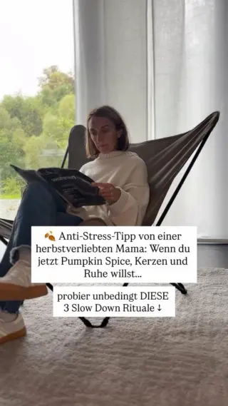 Hier lang 👇🏼Du willst einfach mal ankommen. Nicht zwischen Wäschekorb, Kita-Nachrichten und Terminen den Herbst an dir vorbei ziehen lassen, sondern ihn wirklich spüren.Die neue Duftkerze brennt, dein Lieblgingstee dampft, das Licht ist weich – und du atmest durch. Einfach DEIN Moment.Und so kreierst du ihn:🌿 Schaff dir 15-Minuten-Inseln, in denen du dir eine Pause nur für dich gönnst🌿 Wähle einen Duft, der dich runterholt – z.B. Zimt, Orange oder ein beruhigendes Lavendel🌿 Gestalte dein Zuhause bewusst – nicht perfekt, aber ruhig. Weniger Reize, mehr Raum zum Atmen.Tee und Kerze oder Kaffee und Kuscheldecke? Wie sieht dein entspannter Herbsmoment aus? Schreib’s mir in die Kommentare. 🍂#livbyneher #mamaalltag #herbstzeit #achtsamkeit #familienleben #slowmomlife #gemütlichzuhause #herbstvibes #nachhaltigleben #mamatipps
