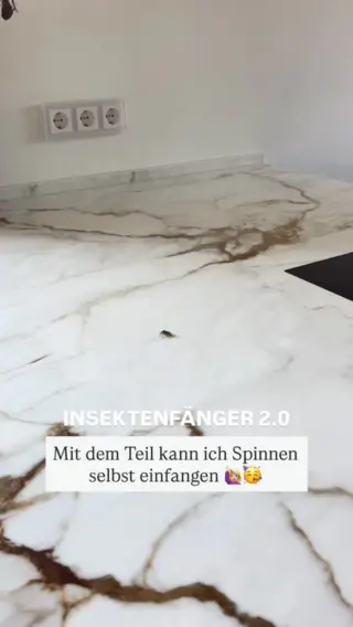 Insektenfänger 🕷️Du willst gerade in Ruhe deinen Kaffee trinken, da ruft dein Kind: „Mamaaa, da ist eine Spinne!“Du gehst hin, bleibst souverän – zumindest nach außen – und greifst nach einem Glas, das du eigentlich nicht dafür gedacht hattest.Dann suchst du ein Blatt Papier, balancierst vorsichtig durch den Flur und versuchst, das Ganze möglichst schnell und unauffällig zu regeln.Wenn du solche Momente kennst und dir eine entspanntere Lösung wünschst: Unser tierfreundlicher Insektenfänger macht genau das möglich – sauber, ohne Anfassen und ohne jemanden zu verletzten. 🕷️Für 15,90 € hast du ihn immer griffbereit und musst nie wieder improvisieren.Wenn Achtsamkeit, Respekt und natürliche Lösungen für dich zusammengehören – folge uns @‌livbyneher.#livbyneher #neherinsektenschutz #insektenschutz #nachhaltigleben #insektenimhaus #mamaalltag #insektenschutz #mamatipps