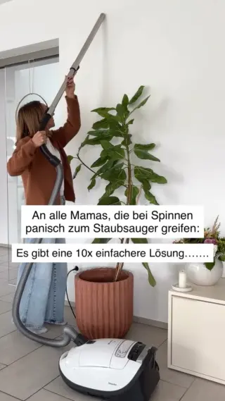 Du willst nur, dass sie weg ist – aber irgendwie fühlt sich der Staubsauger falsch an?Verstehen wir. 🫶🏼Denn was viele nicht wissen:🕷️ Die meisten Spinnen sterben beim Aufsaugen – durch Geschwindigkeit, Aufprall und Staub.🕷️ In alten Geräten ohne Hygieneventil können sie sogar überleben und später wieder rauskommen. 😳🕷️ In modernen Geräten ist der Rückweg zwar versperrt – aber tierfreundlich ist das Ganze trotzdem nicht.Wenn du eine Lösung willst, die stylisch, sicher und fair ist, dann wirst du LIV lieben.Unser Insektenfänger bringt Spinnen behutsam nach draußen – für gerade mal 15,90 €, ganz ohne Panik, zu Nahe kommen oder schlechtes Gefühl.Den Link findest du in unserer Bio.#livbyneher #mamaalltag #achtsamkeitimalltag #neherinsektenschutz  #nachhaltigleben #familienleben #insektenimhaus #mamatipps #angstvorspinnen #spinnenphobie