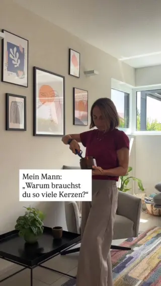 Kennst du das auch?Du willst einfach nur eine ruhige Ecke, ein warmes Licht und kurz niemanden, der etwas von dir will.Die Kerze? Fragt nicht. Meckert nicht. Bringt dich runter.Für manche ist es nur Deko – für uns ist es Therapie. 😋🕯️✨Wenn du dir ein Zuhause wünschst, das leiser ist als dein Alltag – folg @livbyneher. Bei uns geht’s um Achtsamkeit, echte Pausen und Lösungen, die dir als Familienmanagerin gut tun.#livbyneher #mamaalltag #kerzenzeit #herbstvibes #slowmomlife #achtsamkeitimalltag #gemütlichzuhause #familienleben