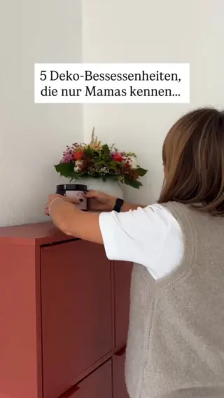 1. Jedes Jahr neue Kürbisse kaufen, obwohl noch 8 im Keller liegen2. Die Duftkerze nur anzünden, wenn niemand da ist – für den vollen Moment3. Ständig kleine Blätter und Deko umstellen, „weil’s irgendwie noch nicht ganz passt“4. Heimlich stolz sein, wenn Gäste sagen: „Wow, bei dir ist’s so gemütlich!“5. Deko retten vor Kindern, Hunden – und Spinnen mit NamenUnd jetzt du:🎃 A: Team „Kürbisse in jeder Ecke“🕯️ B: Team „Eine Kerze reicht – aber sie muss perfekt duften“Was bist du? Kommentier mit A oder B! 🍂👇🏼#livbyneher #mamaalltag #familienleben #insektenschutz #nachhaltigkeitimalltag #mamasein #herbstdeko
