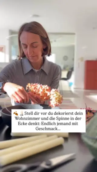 So einfach bugsierst du sie raus👇🏼Du richtest liebevoll deine Herbstdeko her.Kürbisse, Lichterkette, ein bisschen Zimtduft – alles cozy.Und dann siehst du sie. In der Ecke. Still. Beobachtend.Die Spinne.Sieht zufrieden aus. Wahrscheinlich denkt sie: Endlich jemand mit Stil.So sehr du Harmonie liebst – sie muss trotzdem raus.Nur eben ohne Panik. Und bitte auch ohne schlechtes Gewissen.Gut, dass es eine Lösung gibt, die beides kann: respektvoll und effektiv. Mit unserem tierfreundlichen Insektenfänger “LIV” bringst du Spinnen sicher nach draußen und bewahrst dabei dein Stilgefühl und deine Ruhe.Wenn du deine Deko behalten willst – aber nicht die Mitbewohner – sicher dir jetzt deinen LIV für nur 15,90€.#livbyneher #insektenschutz #nachhaltigleben #achtsamkeit #mamatipps #schönerwohnen #herbstdeko #herbstdekoration