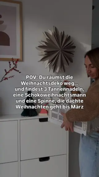So bringst du sie ganz einfach raus ↓Weihnachtsdeko wegräumen fühlt sich manchmal an wie ein Überraschungsei für Mamas: irgendwo liegen noch drei Tannennadeln, ein halber Schokoweihnachtsmann – und dann sitzt da plötzlich jemand, der ganz offensichtlich beschlossen hat, dass Weihnachten bis März dauert. Genau dieser Moment, in dem du kurz die Luft anhältst und überlegst, wie du das jetzt smart löst.Ich wollte genau dafür etwas, das mir die Nervosität nimmt ohne Glas-Akrobatik und ohne den Impuls, rückwärts aus dem Raum zu gehen.Wenn du solche Begegnungen auch lieber stressfrei lösen willst, klick auf den Link in unserer Bio und schnapp dir unseren stylischen LIV Insektenfänger.Und wenn du mehr von diesen ehrlichen Mama-Momenten und alltagstauglichen Lösungen magst, folg uns gern @‌livbyneher 🤗#livbyneher #mamatipps #mamaalltag #insektenschutz #tierfreundlichleben