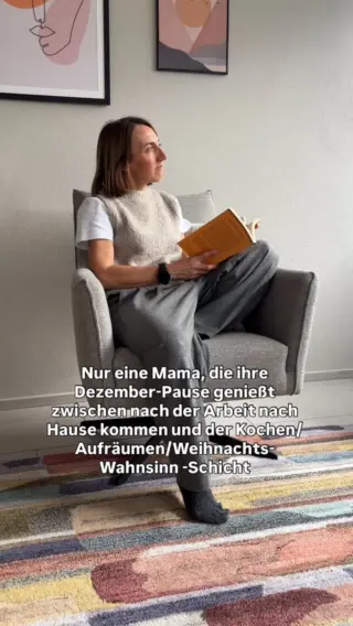 Diese 11 Minuten auf dem Sofa? ÜberlebenswichtigZwischen Feierabend und dem nächsten Einsatz als Weihnachtsmanagerin darfst du kurz alles vergessen – außer dich selbst.✨An all die Mamas, die immer weitermachen:Du musst nicht jeden Moment funktionieren.Du darfst einfach mal sitzen. Atmen. Sein.Schick dieses Reel einer Mama, die das heute hören muss. 💛#livbyneher #mamaalltag #mentalload #weihnachtszeit #achtsamkeitimalltag #momlife #reallifemama #weihnachtenzuhause