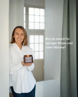 Geht es dir auch gerade so? Die Tage vor Weihnachten rauschen oft an uns vorbei – voller Termine, Erledigungen und Gedanken, die überall sind, nur selten bei uns selbst.Umso wichtiger werden die kleinen Pausen dazwischen. Die Momente, in denen wir kurz anhalten dürfen.Eine Duftkerze, die den Raum mit Wärme füllt.Ein warmer Tee zwischen den Händen.Ein Licht, das uns daran erinnert, wieder ruhiger zu atmen.Es sind diese kleinen Inseln der Stille, die uns durch die hektische Zeit tragen – und die wir uns auch danach viel öfter schenken sollten.Gönn dir einen Moment für dich.Ein bisschen Wärme. Ein bisschen Ruhe.✨ Entdecke deine neuen Lieblingsstücke im Shop.#livbyneher #neherinsektenschutz #slowliving #slowmoments #cozyvibes #winterruhe#achtsamkeitimalltag #entschleunigen #selfcaretime#meinekleinemomente#nachweihnachtszeit #winterrituale#interiorinspo #homedecorinspo #lieblingsmomente