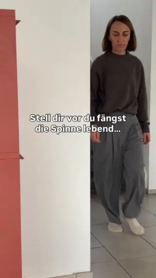 Du fängst die Spinne behutsam ein, bringst sie raus und fühlst dich kurz wie die Mama-Version von „Frieden für alle Lebewesen“. Und dann sitzt am nächsten Tag ihre Cousine da – als hätte sie gehört, dass hier jemand lebt, der fair spielt.Wenn wir ehrlich sind: Genau solche Momente zeigen unseren Kindern, wie man mit kleinen Gästen umgeht – geduldig, ruhig und ohne ihnen zu schaden. Auch wenn es bedeutet, dass wir zweimal rausgehen und dreimal tief durchatmen.Damit dieses Ritual stressfrei bleibt, nutze ich den LIV Insektenfänger – schnell, sanft und tierfreundlich, selbst an hektischen Mama-Tagen.Wenn du diesen Gedanken teilst, klick auf den Link in unserer Bio und schnapp dir deinen LIV. 🤗#livbyneher #mamatipps #mamaalltag #insektenschutz #achtsamkeitimalltag