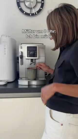 Hand hoch, wenn du das auch kennst 🙋🏻‍♀️Der Körper ist müde. Aber der Kopf? Der läuft zuverlässig bis spät abends weiter.To-dos, Termine, Größen, Jahreszeiten, Dinge, die man jetzt klären muss, damit morgen alles funktioniert.Nicht, weil man nicht abschalten will, sondern weil irgendwer an alles denkt. Immer.Genau deshalb sind die kleinen Entscheidungen im Alltag oft die anstrengendsten. Und genau deshalb tut es gut, wenn wenigstens manche Dinge einfach laufen dürfen.Für alle Mamas, deren Kopf auch nachts noch organisiert – folge @livbyneher 🤍Hier geht’s um ehrliche Alltagsmomente und Lösungen, die ein bisschen Entlastung bringen.#livbyneher #mamatipps #mamaalltag #insektenschutz #achtsamkeitimalltag