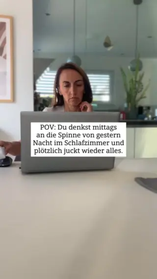 Du fragst dich gerade, warum dein Körper so reagiert? Du bildest dir das nicht ein.💡 Wenn du an etwas Krabbeliges denkst, aktiviert dein Gehirn dieselben Bereiche wie bei echter Berührung. Dein Körper geht kurz in Alarmbereitschaft – ein uralter Schutzmechanismus.Dazu kommt: Sobald deine Aufmerksamkeit auf die Haut gelenkt wird, fühlt sich jedes kleine Kitzeln plötzlich riesig an. Gerade dann, wenn der Kopf sowieso schon voll ist.Kurz gesagt: 🧠 Dein Gehirn denkt „Spinne“💪 und dein Körper denkt „Ich regel das.“Ich möchte in solchen Situationen zwar ruhig bleiben, aber mein Zuhause trotzdem nicht mit Spinnen teilen.Mit dem LIV Insektenfänger bringe ich sie sanft nach draußen und kann danach wieder entspannt ins Bett gehen – wissend, dass mein Raum wieder mir gehört.Wenn du dein Schlafzimmer auch lieber ruhig und spinnfrei hältst, findest du LIV über den Link in unserer Bio 🤍#livbyneher #mamatipps #mamaalltag #insektenschutz #achtsamkeitimalltag