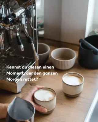 Manchmal fühlt sich der Morgen an wie ein kleines Chaos aus Brotdosen, Fragen und tausend Dingen, die gleichzeitig passieren. Und mitten in diesem Gewusel steht dann mein Kaffee. Den trinke ich am liebsten entkoffeiniert und aus meinem Lieblingsbecher. Man sieht und spürt, dass er handgemacht wurde und nicht einfach aus einer Maschine kommt – jeder kleine ‚Fehler‘ macht ihn persönlicher.Vielleicht tut dieser Moment deshalb so gut: ein kurzer Schluck aus etwas, das bewusst hergestellt wurde, mitten in einem Alltag, der oft im Autopilot läuft. Ein kleines Ritual, das mich daran erinnert, für eine Minute langsamer zu werden.Wie trinkst du deinen Kaffee am liebsten?#livbyneher #neherinsektenschutz #mamaleben #momlife #meinemomente Danke an: @creiamobycristina @christinejoos_fotografie @burkartstudio @you_are_mine_storytelling @polewey.studio ❤️