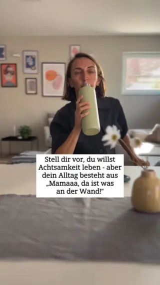 Du setzt dich kurz hin, nur kurz was trinken.. Zwei Sekunden Ruhe und dann aus dem Nebenzimmer: „Maaamaaa, da ist was an der Wand!“Achtsamkeit im Mamaalltag sieht manchmal genau so aus. Nicht leise Musik und Kerzenschein, sondern tief durchatmen, aufstehen und ruhig bleiben, obwohl dein Puls kurz was anderes vorschlägt.Ich wollte nicht, dass solche Momente jedes Mal in Hektik enden. Keine Panik, kein Glas-Balancieren, kein „Warte, ich hol schnell Papa“.Sondern: ruhig hingehen, sanft lösen, weitermachen.Wenn du solche Mama-Momente kennst und dir Lösungen wünschst, die deinen Alltag ein bisschen leichter machen, folg @livbyneher 🤍 #livbyneher #mamatipps #mamaalltag #insektenschutz #achtsamkeitimalltag