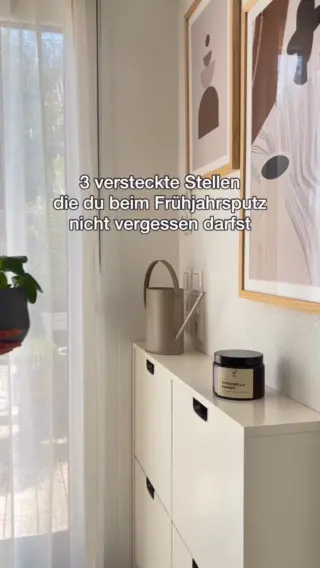 Hier entlang 👇🏼Der Frühling ist fast da, die Fenster stehen öfter offen, alles wird heller und wir wischen, räumen, sortieren.Aber genau beim Frühjahrsputz gibt es ein paar Stellen, die man leicht übersieht. Und das sind ausgerechnet die, die kleine Gäste besonders mögen. 🕷️Diese 3 versteckten Spots solltest du diesmal bewusst mitchecken:1️⃣ Hinter und unter Möbeln, die du sonst nie bewegst: Sofa, Kommode, Bett. Gerade dort, wo es ruhig und staubig ist.2️⃣ In Fensterrahmen und Rollokästen: nach dem Winter sammeln sich dort gerne kleine Rückzugsorte.3️⃣ Abstellraum & Kisten, die monatelang unberührt standen: besonders Körbe, Kartons oder Deko-Boxen.Spinnen lieben genau die Orte, die für uns „aus dem Blick, aus dem Sinn“ sind.Und wenn dich beim Checken und Verrücken plötzlich acht Beine anschauen, kein Grund für Herzrasen - es gibt eine einfache Lösung dafür, bspw. unsere LIV (Link in der Bio). 🤍Für alle Mamas, die ihr Zuhause im Frühling lieber entspannt als überraschend erleben - folge @livbyneher #livbyneher #mamatipps #mamaalltag #insektenschutz #achtsamkeitimalltag