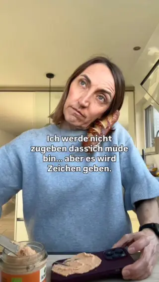 Es ist dieser innere Konflikt, den viele Mamas kennen: Du merkst, dass dein Akku leer ist – aber der Alltag läuft weiter.Die Wäsche wartet nicht, die Nachrichten ploppen trotzdem auf und irgendwo zwischen „Ich brauch kurz fünf Minuten“ und „Ich mach das schnell noch“ funktionierst du einfach weiter.Genau deshalb sind mir Lösungen wichtig, die nicht noch mehr Stress machen, sondern wenigstens an einer Stelle Ruhe reinbringen.Wenn du diesen Mix aus Erschöpfung und Weitermachen kennst, klick auf den Link in unserer Bio und schau dir unseren LIV an.Und dann folg @livbyneher für mehr ehrliche Mama-Momente und kleine Alltagserleichterungen 🤍#livbyneher #mamatipps #mamaalltag #insektenschutz #achtsamkeitimalltag