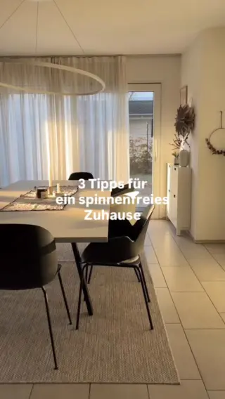 ✨ Zuhause spinnenfrei halten – 3 einfache Tipps1️⃣ Lichtquellen bewusst wählen➡️ Helle Außenbeleuchtung direkt am Fenster zieht Insekten an💡 Weniger direkte Lichtquellen = weniger Anflug✔️ Warmes, indirektes Licht wirkt ruhiger – drinnen wie draußen⸻2️⃣ Übergänge nach draußen prüfen➡️ Kleine Spalten an Türen, Fenstern oder Rollläden🕷️ Schon minimale Öffnungen reichen als Eingang✔️ Dichtungen & Schutz regelmäßig kontrollieren⸻3️⃣ Feuchtigkeit reduzieren➡️ Badezimmer, Keller & Putzlappen gut trocknen lassen💧 Dauerfeuchte Bereiche wirken wie ein ruhiger Rückzugsort✔️ Nach dem Duschen kurz lüften & Textilien trocknenMit dem LIV Insektenfänger geht das schnell, respektvoll und ohne Hektik – selbst im Mama-Alltag (Link in der Bio).Für mehr entspannte Lösungen rund um Zuhause & Familie folg @livbyneher 🤍🕷️#livbyneher #mamatipps #mamaalltag #insektenschutz #achtsamkeitimalltag
