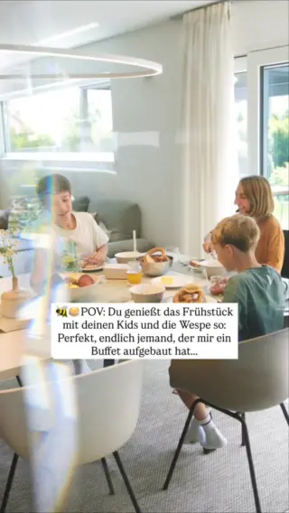 Wenn ungefragte Gäste mitfrühstücken wollen ↓Ihr sitzt zusammen am Tisch, alles ist vorbereitet, die Kinder essen, es ist einer dieser seltenen ruhigen Momente im Alltag. ☀️Und dann kommt sie. 🐝Fliegt einmal quer durch den Raum, dreht eine kleine Runde über den Tisch und schaut, als würde sie kurz prüfen, ob hier alles ihren Vorstellungen entspricht.Sie so: „Perfekt, ich setz mich dazu.“Du so: „Das war eigentlich nicht für dich.“ 😅Und plötzlich ist die Ruhe kurz weg, weil alle nur noch im Blick haben, wo sie als Nächstes landet.Wenn du solche Situationen lieber entspannt löst, statt hektisch zu wedeln oder den ganzen Tisch aufzulösen, gibt es ruhigere Wege. 🤍Wie hättest du reagiert: A) Kurz abwartenB) Essen schützenC) Alle aufspringenD) Ruhig lösenKommentier mit deinem Buchstaben! 👇🏼Und dann findest du unseren LIV über den Link in unserer Bio. 🐝🤍#livbyneher #insektenschutz #insektenfreundlich #tierfreundlich #achtsamkeitimalltag