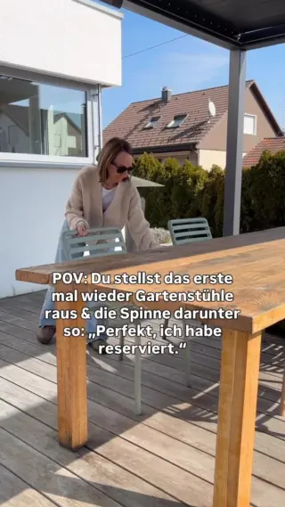 Wenn du denkst, die Terrasse gehört wieder dir ↓Du willst endlich die Gartenstühle rausstellen, dich kurz hinsetzen und diesen ersten richtigen Frühlingsmoment genießen.Und dann hebst du den Stuhl an… und merkst: Da hat offenbar schon jemand andere Pläne. 🕷️Sie so: „Perfekt, wir haben’s uns schon eingerichtet.“Du so: „Alles klar… ich geh dann wieder rein.“ 😅Und plötzlich ist dieser entspannte Frühlingsmoment weg, bevor er überhaupt angefangen hat, weil dein Kopf nur noch darum kreist, wo sie jetzt überall sein könnte.Wenn du in solchen Momenten lieber ruhig bleibst, statt direkt die Terrasse/den Balkon wieder aufzugeben oder nervös alles abzusuchen, dann bist du hier genau richtig - folg @livbyneher 🫶🏼#livbyneher #insektenschutz #insektenfreundlich #tierfreundlich #achtsamkeitimalltag