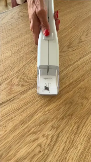 Wenn sich im Alltag plötzlich ein kleines Insekt zu dir ins Haus verirrt, möchtest du es natürlich wieder nach draußen bringen - ruhig, ohne Stress und ohne ihm zu schaden.💡 Wusstest du, dass viele Insekten gerade im Frühling eine wichtige Rolle spielen? Sie bestäuben Pflanzen oder helfen, das natürliche Gleichgewicht zu erhalten.Umso schöner, wenn man auch in solchen Momenten einen respektvollen Umgang findet. Mit LIV klappt das ganz entspannt und ohne Hektik. 🤍Klick auf den Link in unserer Bio und mach dein Zuhause zu einem Ort, der sich gut anfühlt - für dich und für alles, was nur kurz vorbeischaut. 🐝#livbyneher #insektenschutz #insektenfreundlich #tierfreundlich #achtsamkeitimalltag