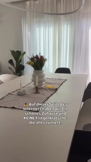 Früher lag sie einfach irgendwo herum: die Fliegenklatsche. 😖Und jedes Mal hat sie diesen ruhigen, durchdachten Raum ein kleines bisschen gestört, weil sie weder zu dem Gefühl passt, das man sich zu Hause schaffen möchte, noch zu dem Gedanken, bewusst mit kleinen Gästen umzugehen.Ich wollte eine Lösung, die sich genauso stimmig anfühlt wie der Rest meines Zuhauses - ruhig, ästhetisch und ohne diesen Bruch im Gesamtbild.Mit LIV bringe ich kleine Gäste einfach nach draußen, ohne Hektik und ohne ihnen zu schaden und genau so bleibt auch die Atmosphäre, die ich mir wünsche, erhalten. 🤍Klick auf den Link in unserer Bio und ersetze die eine Sache, die nie wirklich gepasst hat.#livbyneher #insektenschutz #insektenfreundlich #tierfreundlich #achtsamkeitimalltag