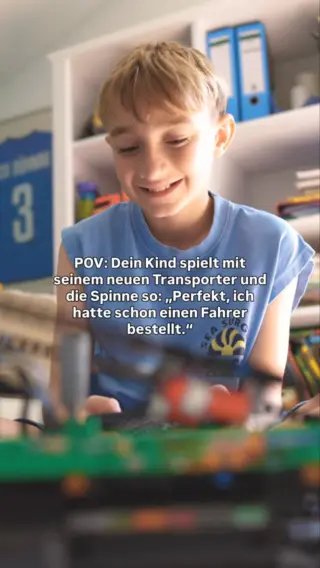 Früher Angst vor Spinnen, heute bringt er sie raus ↓Was sich verändert hat, ist eigentlich gar nicht die Situation, sondern der Umgang damit. 🕷️Stell dir vor: dein Kind sitzt da, spielt ruhig, sieht die Spinne im Zimmer und bringt sie einfach nach draußen, ohne dabei in Hektik oder Panik zu verfallen.Es ist einer dieser kleinen Momente, in denen man merkt, wie viel Kinder eigentlich mitnehmen, wenn man ihnen zeigt, dass auch solche Begegnungen ruhig und respektvoll gelöst werden können.Und genau darum geht es: nicht erschrecken, sondern einen Weg finden, der sich für alle gut anfühlt.Wenn du deinem Kind genau dieses Gefühl mitgeben möchtest und dir wünschst, solche Situationen im Alltag entspannter zu lösen, dann bist du hier genau richtig - folg @livbyneher 💚#livbyneher #insektenschutz #insektenfreundlich #tierfreundlich #achtsamkeitimalltag