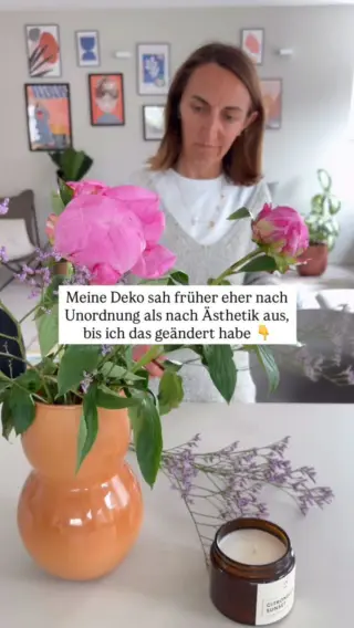 Meine Top 5 Deko-Tipps ↓1️⃣ Maximal 2–3 Farben pro Fläche: z. B. Beige, Weiß und ein sanfter Grünton statt viele kleine Farbakzente2️⃣ In ungeraden Gruppen dekorieren: 3 Teile wirken fast immer ruhiger als 2 oder 43️⃣ Höhen variieren: z. B. Kerze + kleines Objekt + etwas Höheres wie eine Vase4️⃣ Einen „Anker“ setzen z. B. ein Tablett oder Untersetzer, damit es wie eine Einheit wirkt5️⃣ Deko mit Funktion wählen: z. B. Duftkerzen mit Zitrone oder Lavendel, sehen ruhig aus und helfen gleichzeitig, Insekten fernzuhaltenSo wirkt es nicht mehr zufällig, sondern bewusst und dein Zuhause fühlt sich direkt ruhiger an.Folg @livbyneher für mehr einfache Tipps für ein entspanntes, stimmiges Zuhause. 🏡#livbyneher #insektenschutz #insektenfreundlich #tierfreundlich #achtsamkeitimalltag