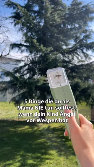 Erfährst du hier ↓Wespen können einen eigentlich ganz entspannten Moment sofort kippen, vor allem, wenn dein Kind Angst hat. 🐝Und oft merken wir erst im Nachhinein, wie sehr unsere eigene Reaktion dabei den Unterschied macht.Hier sind 5 Dinge, die du in solchen Situationen als Mama lieber vermeiden solltest:1️⃣ Die Angst runterspielen: Sätze wie „Die tut doch nichts“ oder „Stell dich nicht so an“ sind gut gemeint, kommen aber oft ganz anders an. Dein Kind fühlt sich damit eher nicht ernst genommen.2️⃣ Selbst hektisch reagieren: Schnelle Bewegungen, Wedeln oder nervöses Verhalten verstärken die Unsicherheit. Ruhe wirkt hier viel stärker als jede Erklärung.3️⃣ Druck machen: „Bleib sitzen“ oder „Du musst jetzt ruhig sein“ überfordert dein Kind in dem Moment nur noch mehr. Ein bisschen Abstand hilft oft mehr.4️⃣ Aus der Situation heraus schimpfen: Wenn dein Kind laut oder panisch reagiert, steckt dahinter keine Absicht, sondern Angst. Verständnis bringt euch hier weiter als Frust.5️⃣ Alles still und heimlich lösen: Natürlich könntest du die Wespe einfach schnell vertreiben oder die Situation allein klären. Aber dann bleibt für dein Kind dieses Gefühl von Unkontrollierbarkeit.Am Ende geht es nicht darum, dass dein Kind keine Angst mehr hat, sondern dass es sich sicher und begleitet fühlt.Wenn du genau das im Alltag stärken möchtest, dann bist du hier genau richtig, folg @livbyneher 💚#livbyneher #insektenschutz #insektenfreundlich #tierfreundlich #achtsamkeitimalltag