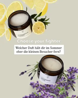 Das Duell der Düfte ↓🍋 Citronella SunsetFrisch, zitronig und dafür bekannt, kleine Sommerbesucher ziemlich schnell auf Abstand zu halten. Vor allem Mücken & Co. mögen den intensiven Zitrusduft oft überhaupt nicht, weil ätherische Öle wie Citronella ihren Orientierungssinn stören können.💜 Lavender DuskRiecht nach ruhigem Sommerabend und sieht ganz entspannt aus… ist aber heimlich ein echter Wespen-Schreck. Viele Insekten meiden Lavendelduft, obwohl wir ihn super angenehm finden.Beide Düfte bringen Sommer-Vibes mit, aber jeder auf seine eigene Art.Jetzt wird abgestimmt: 🍋 oder 💜 ?#livbyneher #insektenschutz #insektenfreundlich #tierfreundlich #achtsamkeitimalltag