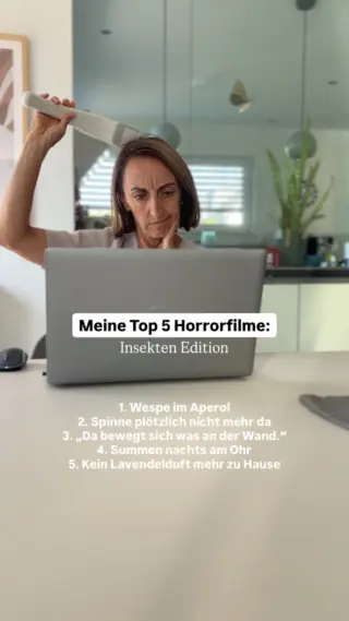 So klein sie auch sind, manche Insekten schaffen es trotzdem, dass sofort die ganze Aufmerksamkeit nur noch bei ihnen liegt. 😅🕷️🐝Welcher Punkt ist für dich am schlimmsten?PS: Falls sich bei dir auch regelmäßig kleine Besucher verirren, findest du über den Link in unserer Bio eine ruhige und tierfreundliche Lösung, um sie wieder nach draußen zu begleiten.#livbyneher #insektenschutz #insektenfreundlich #tierfreundlich #achtsamkeitimalltag