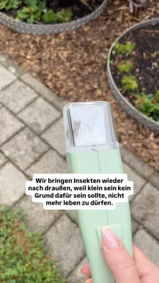 Im Juni reicht ein offenes Fenster und plötzlich sitzt irgendwo ein kleiner Nachtfalter im Wohnzimmer. 🦋Nachtfalter werden nachts vom Licht angezogen und verirren sich deshalb besonders häufig in unser Zuhause, dabei wollen sie meist nur schnell wieder nach draußen.Auch wenn er eigentlich harmlos ist, möchte man ihn trotzdem lieber wieder nach draußen bringen, nur eben ohne Stress und ohne ihm zu schaden.Mit unserem tierfreundlichen Insektenfänger LIV klappt das ganz unkompliziert. Kein Glas, kein hektisches Hinterherrennen, einfach ruhig gelöst. Für nur 15,90 €.Folg @livbyneher für mehr entspannte Tipps rund um ein ruhiges, insektenfreundliches Zuhause. 🤍#livbyneher #insektenschutz #insektenfreundlich #tierfreundlich #achtsamkeitimalltag