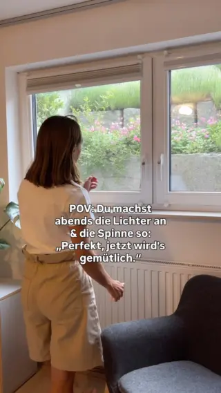 Du machst abends die Lichter an, räumst noch kurz auf, zündest eine Kerze an und freust dich einfach auf einen ruhigen Abend zuhause.Und dann siehst du sie… 🕷️ ganz entspannt in ihrer Ecke, als hätte sie den gemütlichen Abend genauso eingeplant wie du. 😅Und plötzlich ist dieses gemütliche Gefühl kurz weg, weil dein Kopf nur noch darum kreist, ob sie da sitzen bleibt oder gleich losläuft und trotzdem wollen wir diese kleinen Besucher ja eigentlich nicht verletzen, sondern einfach nur ruhig wieder nach draußen begleiten.Genau deshalb liebe ich Lösungen, die unkompliziert funktionieren und keinen Stress in solche Momente bringen. Mit dem LIV Insektenfänger klappt das schnell, sanft und ohne dieses hektische Glas-und-Papier-Gefühl (Link in der Bio).Wenn du dein Zuhause gemütlich halten möchtest, auch wenn mal jemand kurz vorbeischaut, dann bist du hier genau richtig - folg @livbyneher 🤍#livbyneher #insektenschutz #insektenfreundlich #tierfreundlich #achtsamkeitimalltag