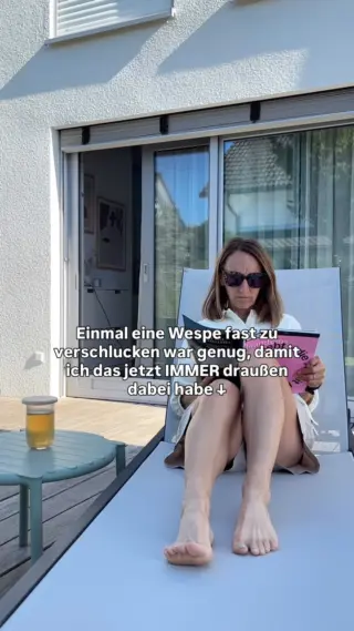 Kein Risiko mehr ↓Man denkt immer, „das passiert doch nur anderen“… bis man plötzlich selbst mitten im Sommerabend erschrocken ins Glas schaut. 🐝Seitdem gehört dieser kleine Deckel für mich einfach zu jedem Getränk draußen dazu. Ich kann entspannt lesen, reden oder einfach den Abend genießen, ohne ständig kontrollieren zu müssen, was gerade im Glas landet.Manchmal sind es genau diese kleinen Dinge, die den Alltag draußen sofort ruhiger machen.Wenn du Sommerabende gerne entspannt genießt, ohne ständig auf Wespen, Spinnen & Co. achten zu müssen, dann bist du hier genau richtig. Folg @livbyneher für mehr einfache Lösungen, die deinen Alltag wirklich entspannter machen. 🤍#livbyneher #insektenschutz #insektenfreundlich #tierfreundlich #achtsamkeitimalltag