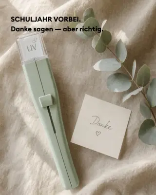 Schuljahr vorbei. 🎒 Und jetzt?Wer noch ein Geschenk für die Lehrerin oder den Lehrer sucht — wir haben einen Tipp, der wirklich ankommt.Der LIV Insektenfänger ist praktisch, nachhaltig und mal was anderes als Blumen oder Schokolade. Insekten und Spinnen sanft einfangen und nach draußen bringen, ganz ohne Chemie, ganz ohne Drama.Und das Beste: LIV sieht so schön aus, dass die Verpackung direkt als Geschenkverpackung dient. Einfach so überreichen — fertig. 🎁Ein Geschenk, das im Alltag wirklich hilft. Und an das man sich noch lange erinnert.👉 Jetzt im Shop entdecken — Link in der Bio.Habt ihr schon eine Idee für das Lehrergeschenk dieses Jahr? Schreibt es uns in die Kommentare! 👇#livbyneher #insektenschutz #nachhaltigschenken #lehrergeschenk #schuljahresende